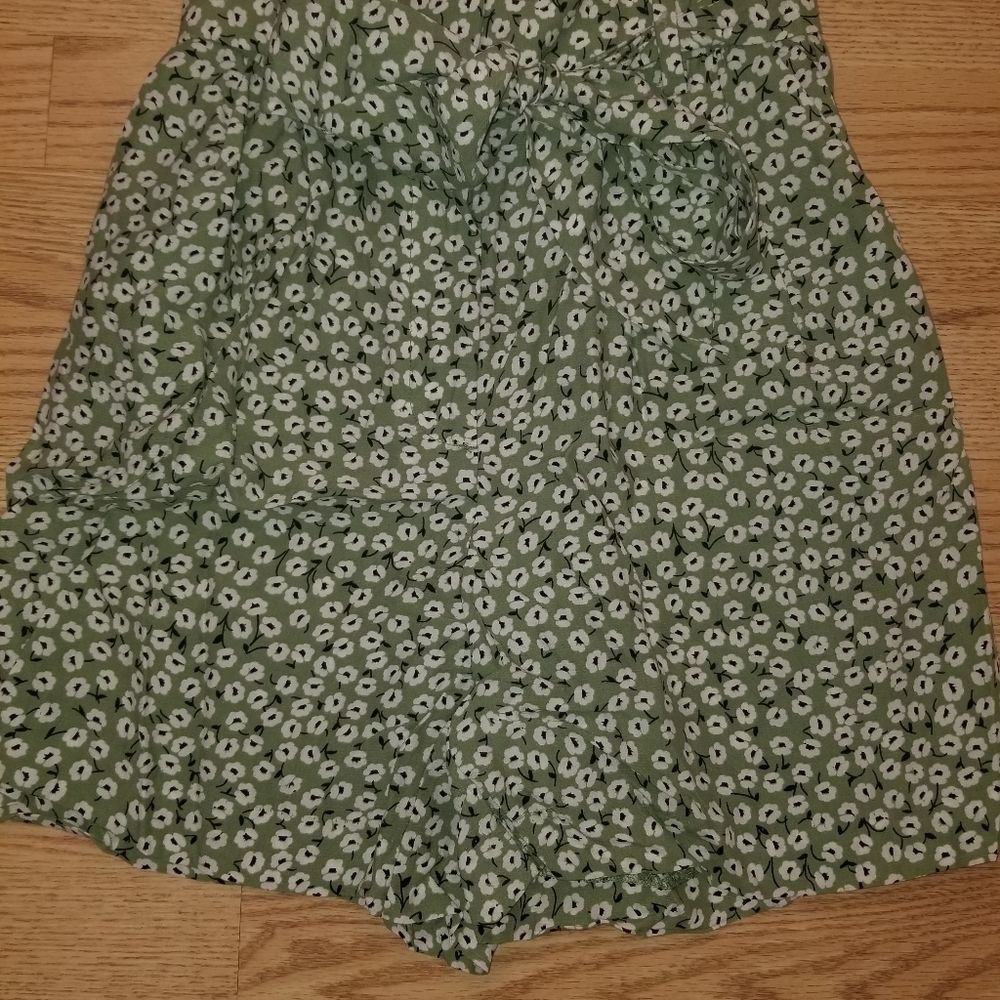 H&M High Waisted Loose Fitting Shorts Size 2